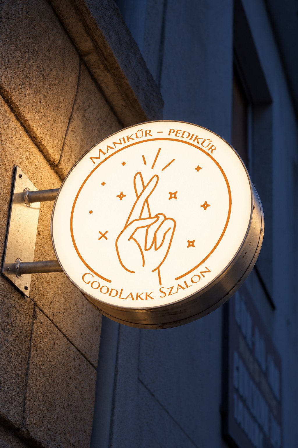 A GoodLakk Vásárhelyi Pál utcai szalon kivilágított cégére este