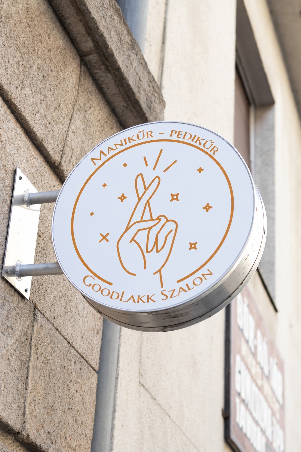 A GoodLakk Vásárhelyi Pál utcai szalon utcai cégére nappal