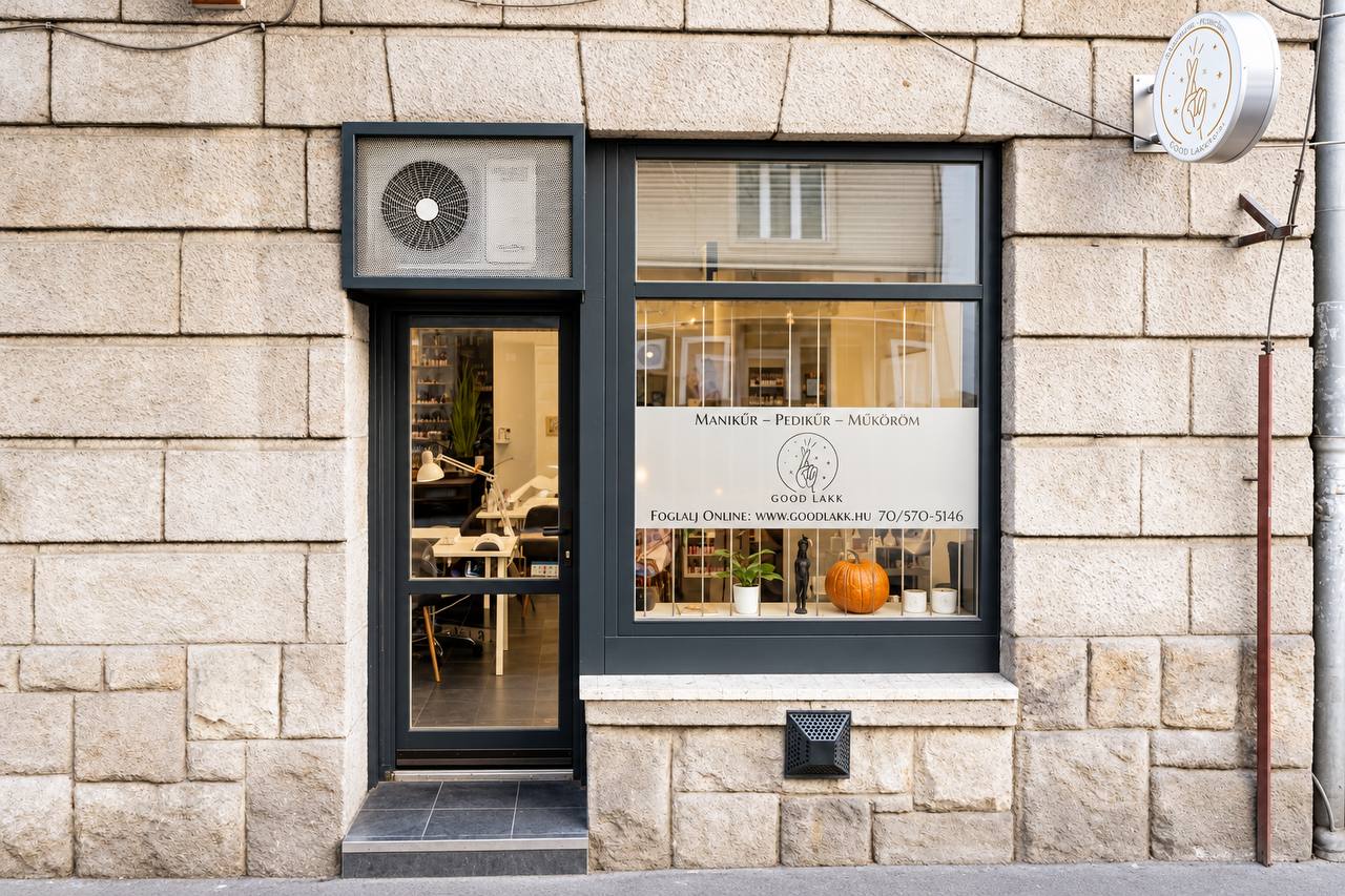 A GoodLakk szalon bejárata, 1114 Budapest, Vásárhelyi Pál utca 8.